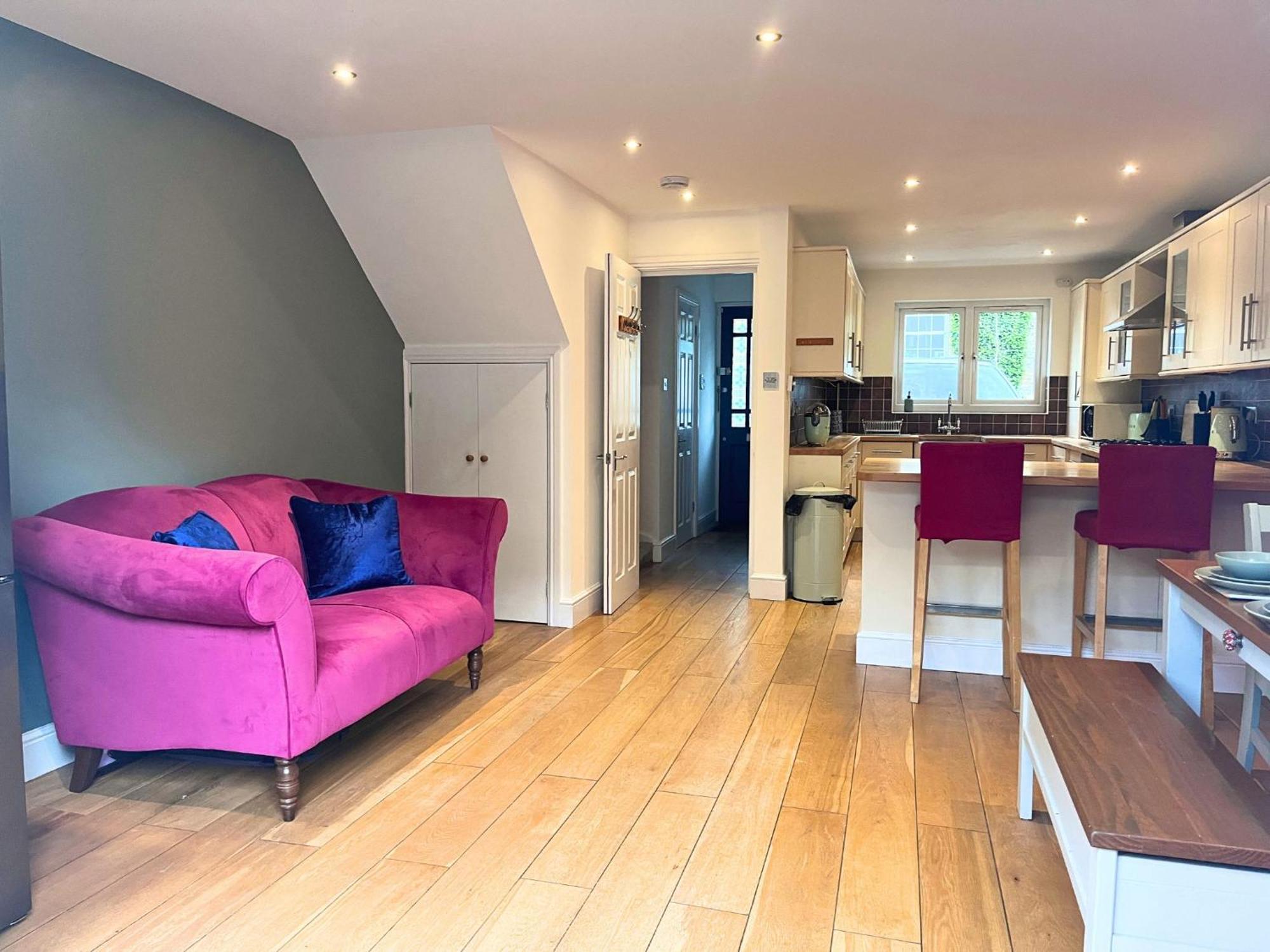 Jekyll'S On Hyde - Spacious Town House - Central Winchester - Free Parking, Sleeps 5 - By Xplus Stays Bagian luar foto