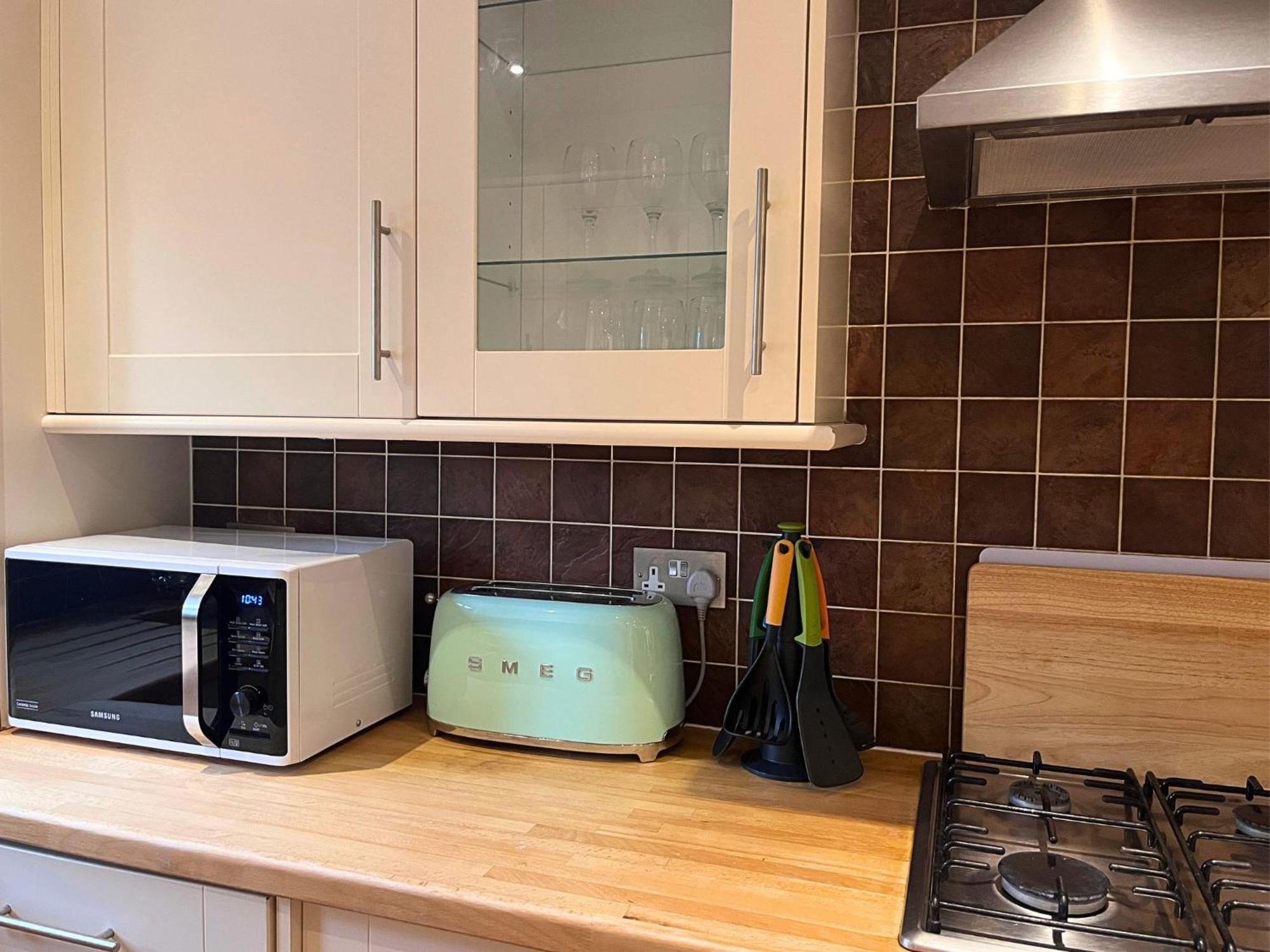 Jekyll'S On Hyde - Spacious Town House - Central Winchester - Free Parking, Sleeps 5 - By Xplus Stays Bagian luar foto