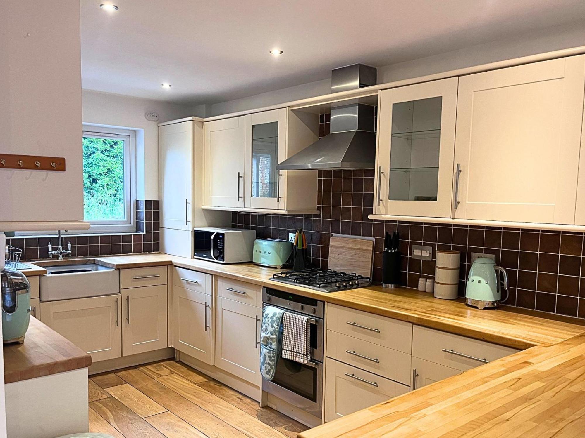 Jekyll'S On Hyde - Spacious Town House - Central Winchester - Free Parking, Sleeps 5 - By Xplus Stays Bagian luar foto