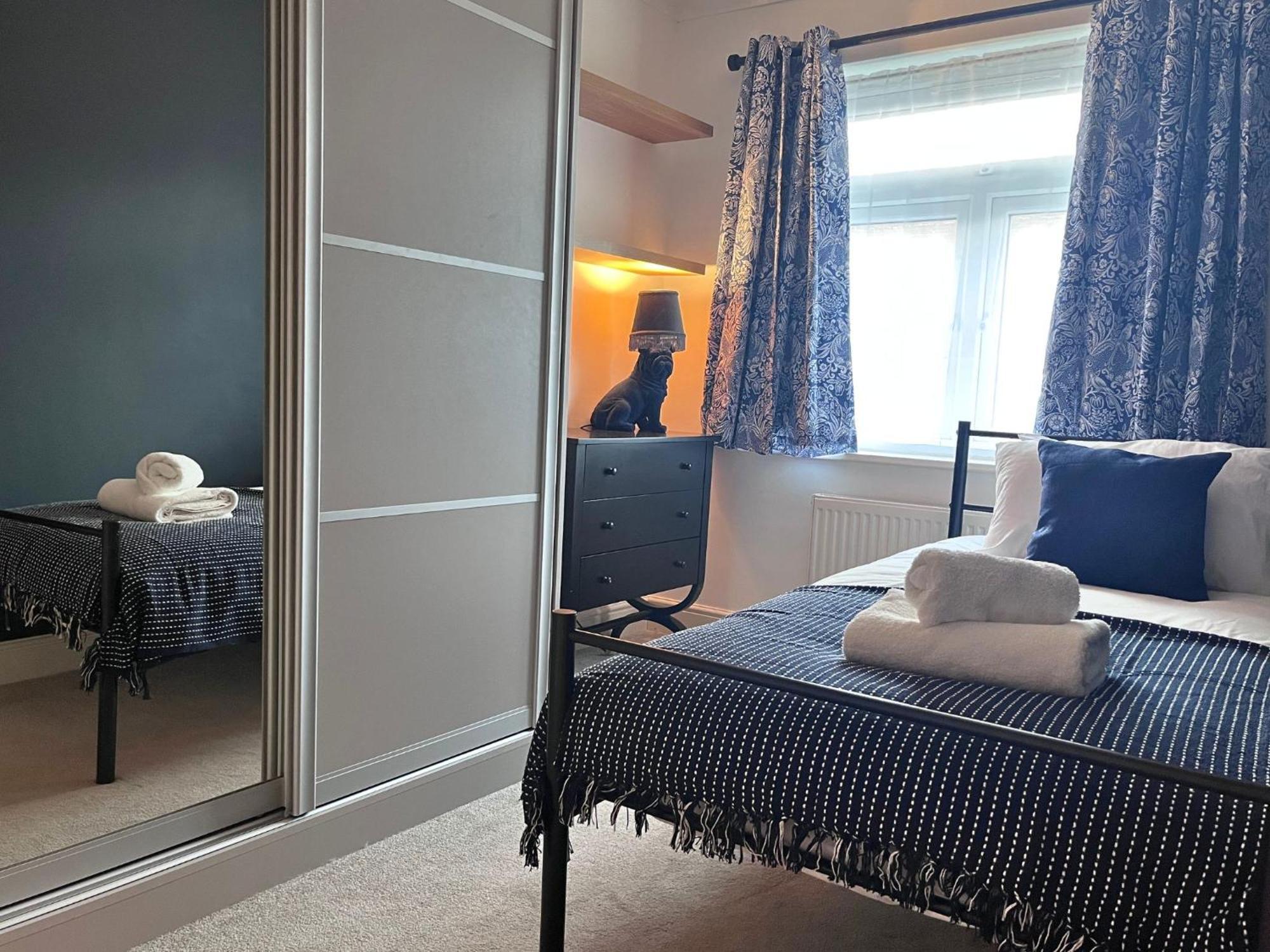 Jekyll'S On Hyde - Spacious Town House - Central Winchester - Free Parking, Sleeps 5 - By Xplus Stays Bagian luar foto